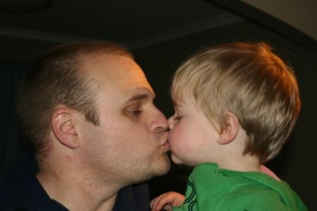 kissing%20Dadda.JPG